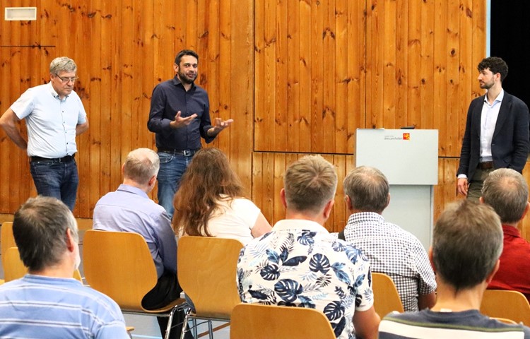 Sie referierten über die Elektromobilität. Von links: die Energieberater Christian Frei und Daniel Moos, rechts Pascal Städeli von «sun2wheel». Sie referierten über die Elektromobilität. Von links: die Energieberater Christian Frei und Daniel Moos, rechts Pascal Städeli von «sun2wheel».