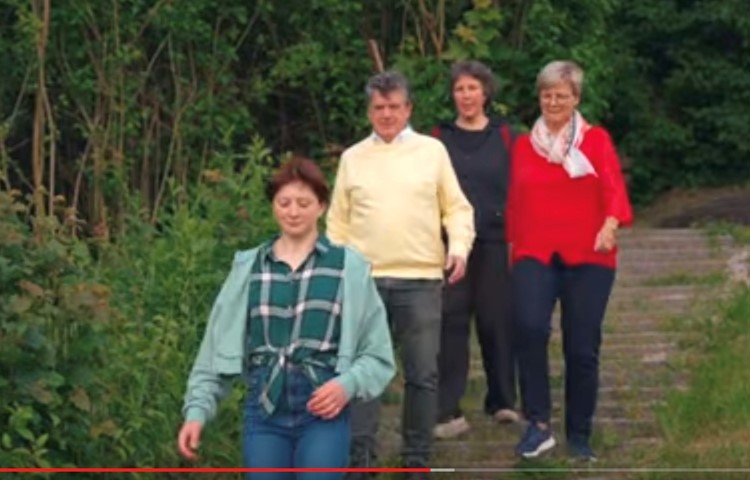 Wo treffen die fünf Hauptfiguren am Schluss aufeinander? Wo treffen die fünf Hauptfiguren am Schluss aufeinander?