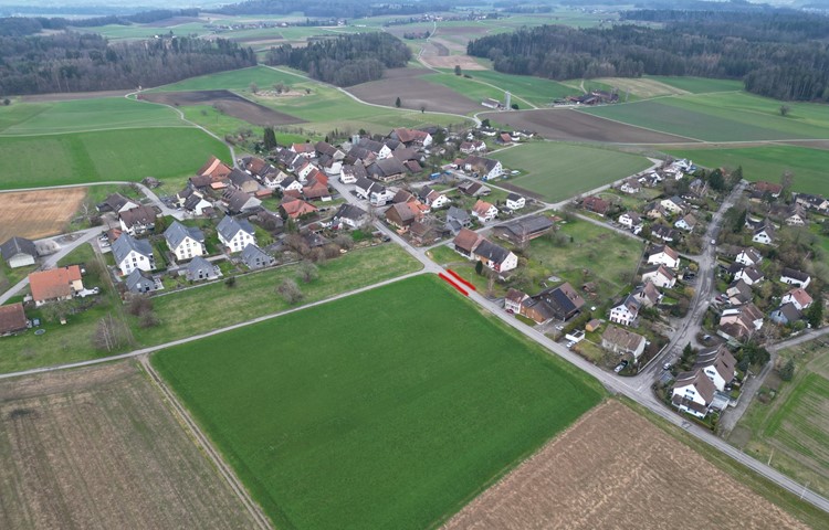 Zurzeit halten die Postautos in Adlikon an der Dorfstrasse, die im oberen Bereich des Orts quer verläuft. Noch dieses Jahr gebaut wird die Haltestelle an der Unterdorfstrasse (rot markiert), dorfeinwärts bei der nach links abzweigenden Lodikerstrasse. Zurzeit halten die Postautos in Adlikon an der Dorfstrasse, die im oberen Bereich des Orts quer verläuft. Noch dieses Jahr gebaut wird die Haltestelle an der Unterdorfstrasse (rot markiert), dorfeinwärts bei der nach links abzweigenden Lodikerstrasse.