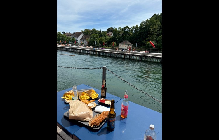 In der Schaffhauser Rhybadi gibts Abkühlung und Zmittag für 20 Franken.