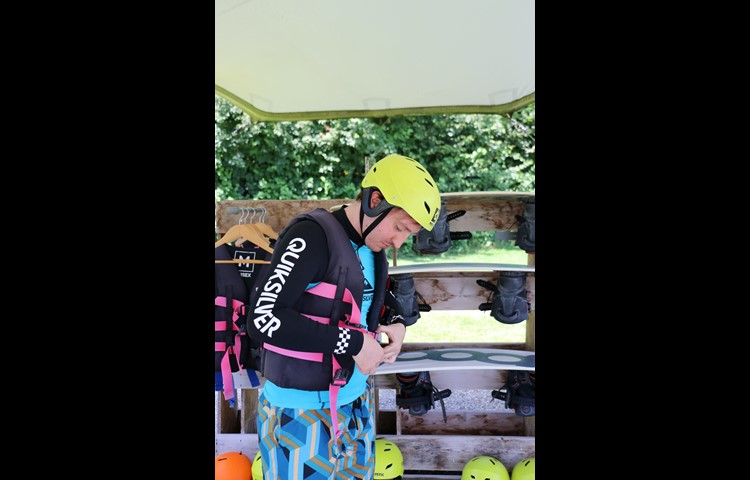 Zuerst wurde die Ausrüstung gefasst. Nebst Helm gehörte auch eine Schwimmweste dazu.