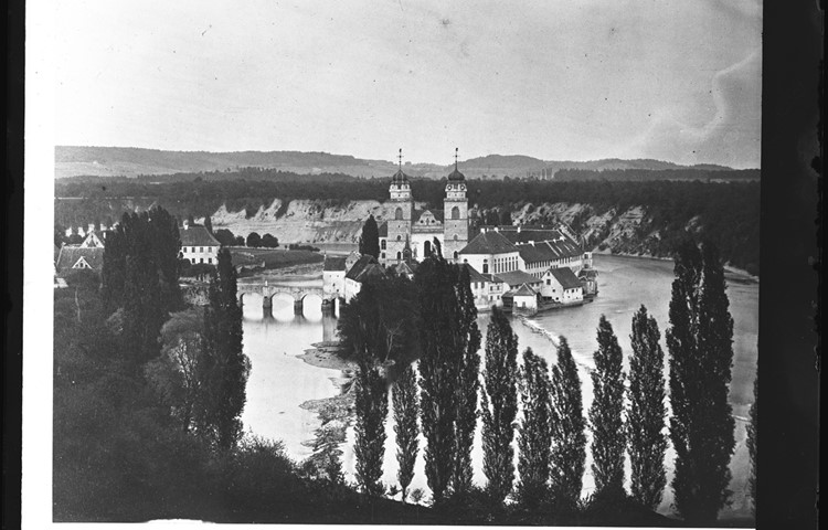 Das Kloster Rheinau von Osten her fotografiert im Jahr der Klosteraufhebung 1862. Der Abttrakt (hier nur das Dach sichtbar) wurde in den Jahrhunderten zuvor direkt an den rechten Kirchturm angebaut. Das Kloster Rheinau von Osten her fotografiert im Jahr der Klosteraufhebung 1862. Der Abttrakt (hier nur das Dach sichtbar) wurde in den Jahrhunderten zuvor direkt an den rechten Kirchturm angebaut.