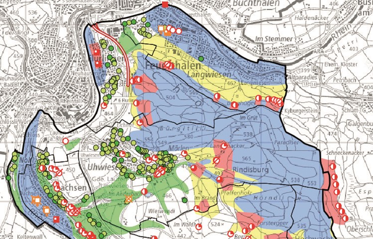 Auszug aus dem Wärmenutzungsatlas des GIS-Browsers. Im blauen und roten Bereich sind Erdwärmesonden nicht erlaubt. Die grünen Kreise bedeuten solche Wärmepumpen. Auszug aus dem Wärmenutzungsatlas des GIS-Browsers. Im blauen und roten Bereich sind Erdwärmesonden nicht erlaubt. Die grünen Kreise bedeuten solche Wärmepumpen.