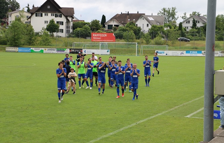 Der FC Ellikon/Marthalen musste in der letzten Saison lange um den Klassenerhalt bangen, blieb aber in der 3. Liga. Der FC Ellikon/Marthalen musste in der letzten Saison lange um den Klassenerhalt bangen, blieb aber in der 3. Liga.