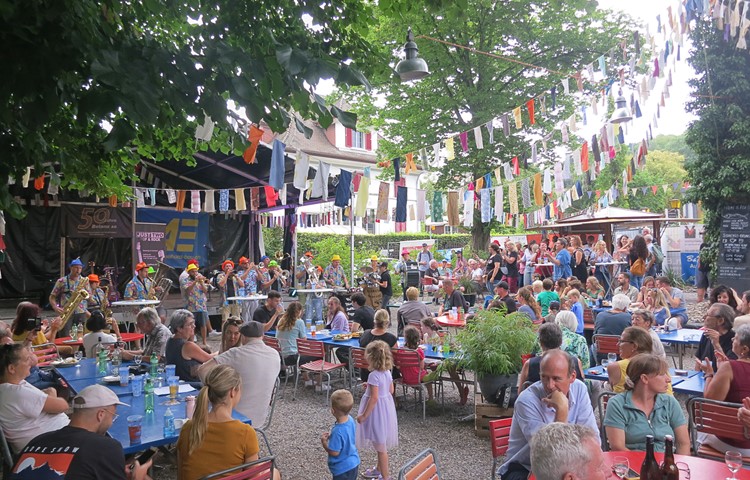Ein gemütliches Fest mit Livemusik verschiedener Formationen genossen zahlreiche Gäste beim Mondlinger Dorffäscht. Ein gemütliches Fest mit Livemusik verschiedener Formationen genossen zahlreiche Gäste beim Mondlinger Dorffäscht.