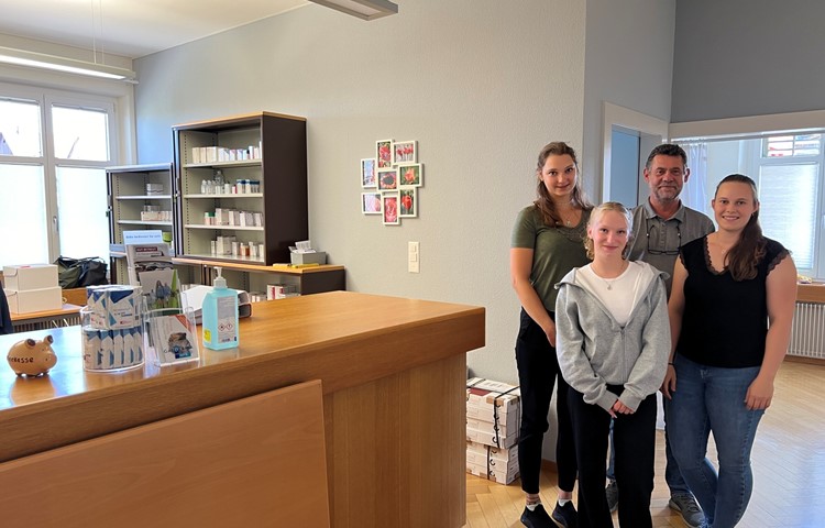 Richten sich vorübergehend in der ehemaligen Kanzlei in Humlikon ein: Laura Fusco (MPA), Alexa Strasser (Lernende), Stephan Röthlisberger (Arzt) und Melanie Grunder (MPA). Richten sich vorübergehend in der ehemaligen Kanzlei in Humlikon ein: Laura Fusco (MPA), Alexa Strasser (Lernende), Stephan Röthlisberger (Arzt) und Melanie Grunder (MPA).