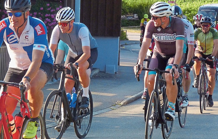 Rund 50 Radsportfans gingen am Donnerstag mit dem Ex-Profi Franco Marvulli (Zweiter von links) auf die Original-WM-Weinlandrunde. Rund 50 Radsportfans gingen am Donnerstag mit dem Ex-Profi Franco Marvulli (Zweiter von links) auf die Original-WM-Weinlandrunde.