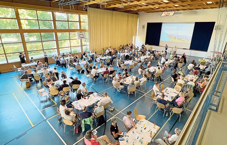 Feedbackveranstaltung hiess der Anlass, zu dem die Baudirektion am Samstagmorgen in Henggart lud. Gut 200 Personen kamen. Sie sassen in Gruppen nach Dörfern, äusserten Einzelmeinungen und gaben am Schluss zum Teil die Meinung ihres Tisches ab. Feedbackveranstaltung hiess der Anlass, zu dem die Baudirektion am Samstagmorgen in Henggart lud. Gut 200 Personen kamen. Sie sassen in Gruppen nach Dörfern, äusserten Einzelmeinungen und gaben am Schluss zum Teil die Meinung ihres Tisches ab.