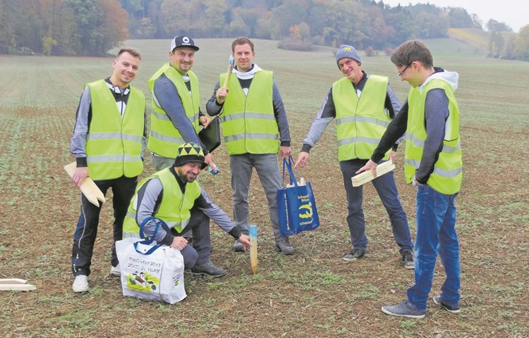 Sie stecken hinter der Organisation des Outdoor-Survival-Parcours (v.l.): Daniele Tiraboschi (OK-Präsident), Patrik Kuriger (Festwirt, kniend), Beda Arztmann (Bau), Mike Günthardt (Event), Remo Martinelli (Sponsoring) und Cédric Hug (Personal). Sie stecken hinter der Organisation des Outdoor-Survival-Parcours (v.l.): Daniele Tiraboschi (OK-Präsident), Patrik Kuriger (Festwirt, kniend), Beda Arztmann (Bau), Mike Günthardt (Event), Remo Martinelli (Sponsoring) und Cédric Hug (Personal).