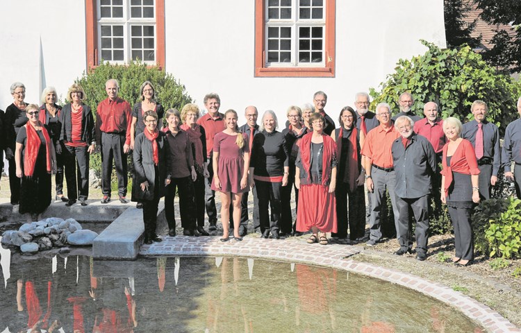 Ein extra fürs Jubiläumskonzert gebildetes Ensemble… Ein extra fürs Jubiläumskonzert gebildetes Ensemble…