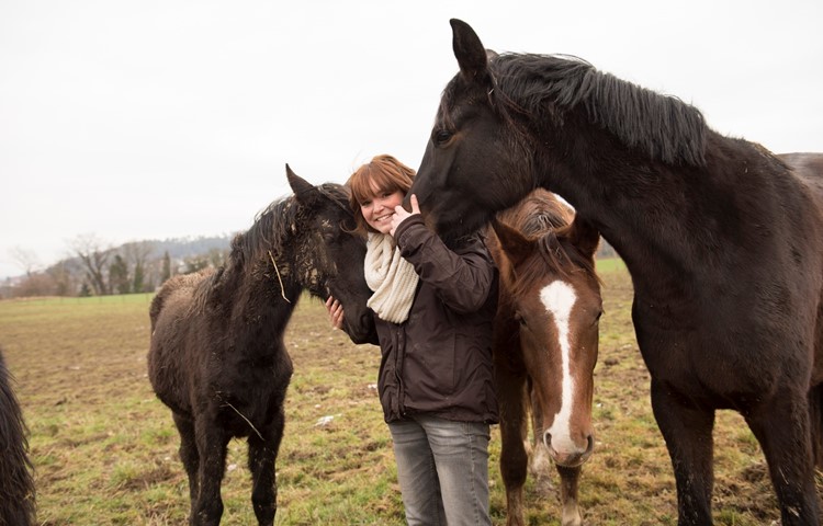 Früher war ein solches Bild unvorstellbar, heute hat Denise Schwizgebel die starken Tierallergien überwunden. Früher war ein solches Bild unvorstellbar, heute hat Denise Schwizgebel die starken Tierallergien überwunden.