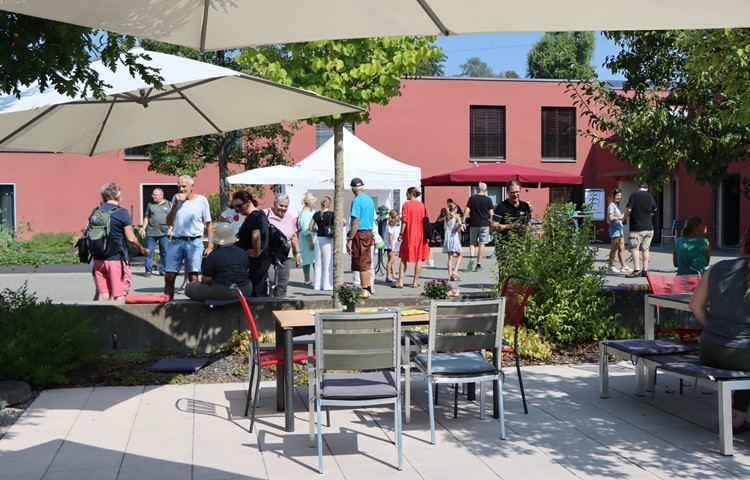 An den Schattenplätzen und Festtischen auf dem Spielplatz konnte man bei Köstlichkeiten vom Foodtruck oder Desserbuffet entspannt beobachten, wer gerade frisch eingetroffen war. An den Schattenplätzen und Festtischen auf dem Spielplatz konnte man bei Köstlichkeiten vom Foodtruck oder Desserbuffet entspannt beobachten, wer gerade frisch eingetroffen war.