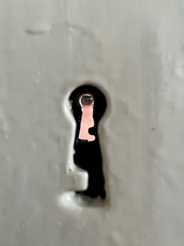 Der Beschuldigte beobachtete sein Opfer unter anderem durch das Schlüsselloch und fotografierte es während des Toilettengangs. Der Beschuldigte beobachtete sein Opfer unter anderem durch das Schlüsselloch und fotografierte es während des Toilettengangs.