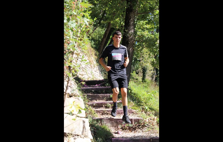 Die Startnummer 1, Manuel Schneider, beim Abstieg zum Bunker. Mit einer Zeit von 35 Minuten war er in der ersten Runde der schnellste. Wegen der Knie gab er nach fünf Runden und 33,5 Kilometer auf.