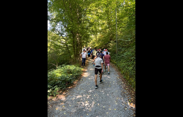 Die ersten Meter haben es in sich: Von der Bachdelle hoch zur Strasse.