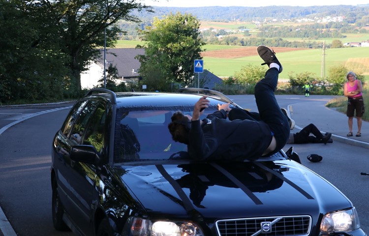 Die Stuntmen der Filmproduktionsfirma Stucki Action gaben alles, um den Jugendlichen der Sek Uhwiesen die Gefahren im Strassenverkehr hautnah erlebbar zu machen. Die Stuntmen der Filmproduktionsfirma Stucki Action gaben alles, um den Jugendlichen der Sek Uhwiesen die Gefahren im Strassenverkehr hautnah erlebbar zu machen.