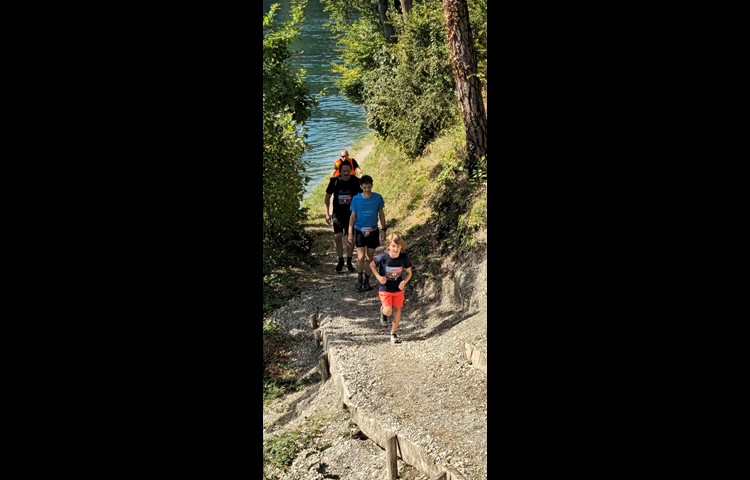 Die Ovo-Werbung stimmt: Er kanns nicht besser, aber länger – Roberto Foelix (Nr. 27) hinter Silas Nobbe und vor dem Besenwagen, der beim Backyard Ultra ein Bike ist.