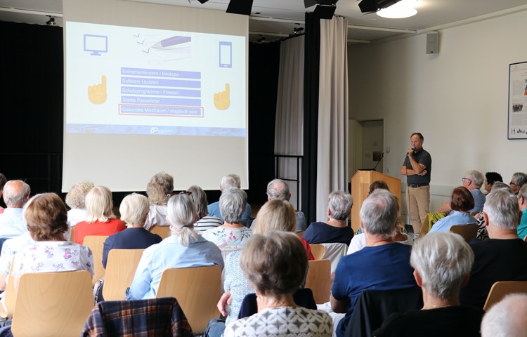 Mit verschiedenen Argumenten würden Opfer von Cyberkriminalität immer angehalten, zu schweigen, erklärte Heinz Grossholz von der Kantonspolizei Zürich. Mit verschiedenen Argumenten würden Opfer von Cyberkriminalität immer angehalten, zu schweigen, erklärte Heinz Grossholz von der Kantonspolizei Zürich.