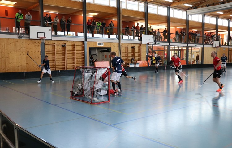 Simon Horvath (links) trifft kurz vor Schluss herrlich per Volley. Allerdings zählt das Tor nicht – der Stock des Stammheimers war zu hoch. Simon Horvath (links) trifft kurz vor Schluss herrlich per Volley. Allerdings zählt das Tor nicht – der Stock des Stammheimers war zu hoch.