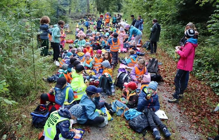 Bei der Znünipause waren noch alle Jahrgänge dort, zum Zmittag dann nur noch die erste bis sechste Klasse. Bei der Znünipause waren noch alle Jahrgänge dort, zum Zmittag dann nur noch die erste bis sechste Klasse.