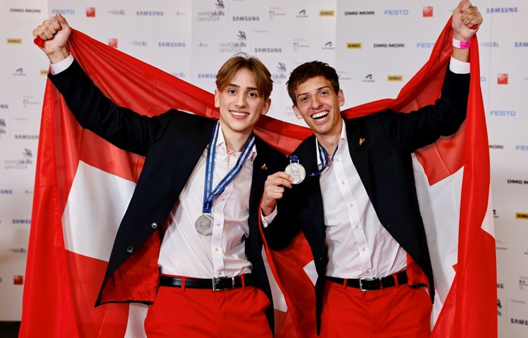 Die beiden Automatiker Leon Bamert aus Dinhard (l.) und Maurin Schickli aus St. Gallen gewannen an der Berufsweltmeisterschaft Silber in der Disziplin «Industry 4.0». Die beiden Automatiker Leon Bamert aus Dinhard (l.) und Maurin Schickli aus St. Gallen gewannen an der Berufsweltmeisterschaft Silber in der Disziplin «Industry 4.0».