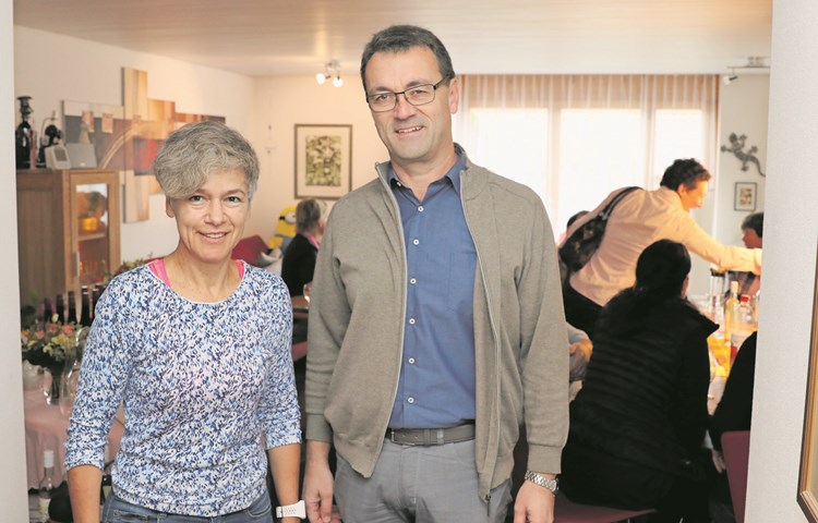 Beatrice Ammann schreibt Geschichte: Sie wird die erste Präsidentin von Stammheim. Hansruedi Langhart kam vorbei und gratulierte. Beatrice Ammann schreibt Geschichte: Sie wird die erste Präsidentin von Stammheim. Hansruedi Langhart kam vorbei und gratulierte.