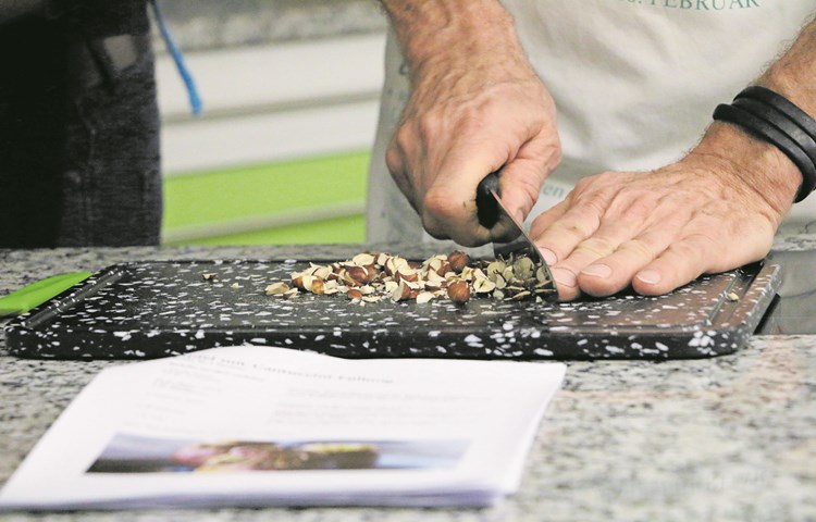 Zur Vorspeise: Rüeblisalat mit Nüssen. Zur Vorspeise: Rüeblisalat mit Nüssen.