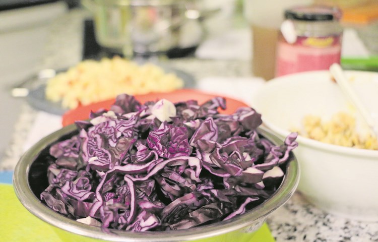 Die Beilagen: Äpfel mit Preiselbeeren und Rotkraut. Die Beilagen: Äpfel mit Preiselbeeren und Rotkraut.