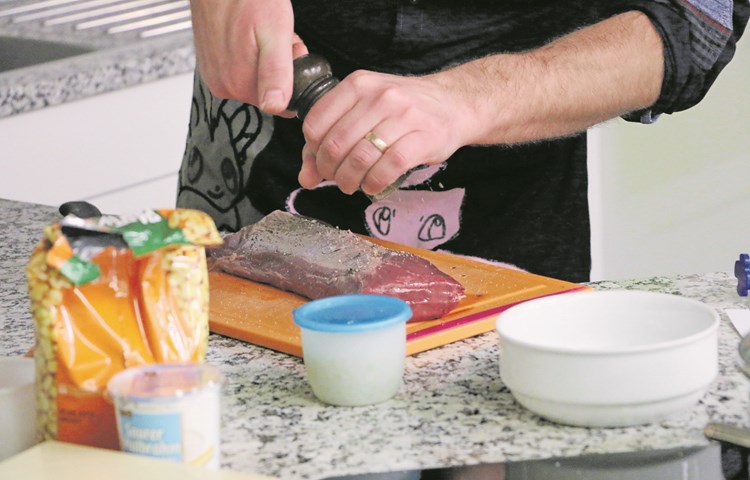 Als Hauptspeise: Wildschweinbraten mit Apfel-Nuss-Kruste. Als Hauptspeise: Wildschweinbraten mit Apfel-Nuss-Kruste.