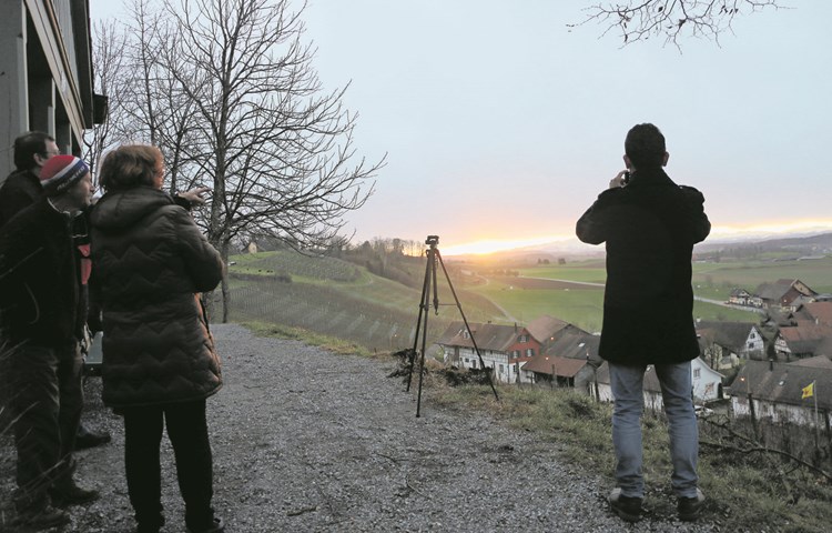 Der «Pavillon zur frohen Aussicht» wurde am Sonnenwendetag seinem Namen gerecht: Zuerst ging die Sonne fototauglich hinter dem Hohen Kasten auf, doch kurz darauf kroch schon der Nebel hinterher und der Regen setzte ein. Es blieb trotzdem genug Zeit für gute Fotos und spannende Gespräche. Der «Pavillon zur frohen Aussicht» wurde am Sonnenwendetag seinem Namen gerecht: Zuerst ging die Sonne fototauglich hinter dem Hohen Kasten auf, doch kurz darauf kroch schon der Nebel hinterher und der Regen setzte ein. Es blieb trotzdem genug Zeit für gute Fotos und spannende Gespräche.