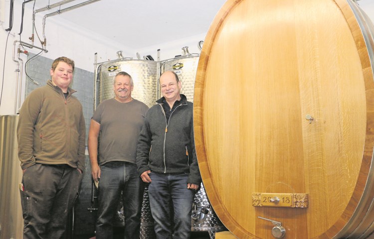 Die Protagonisten (v. r.): Eichenfass, Winzer Hans Wiesendanger, Küfer Roland Suppiger und sein Sohn Marco. Die Protagonisten (v. r.): Eichenfass, Winzer Hans Wiesendanger, Küfer Roland Suppiger und sein Sohn Marco.