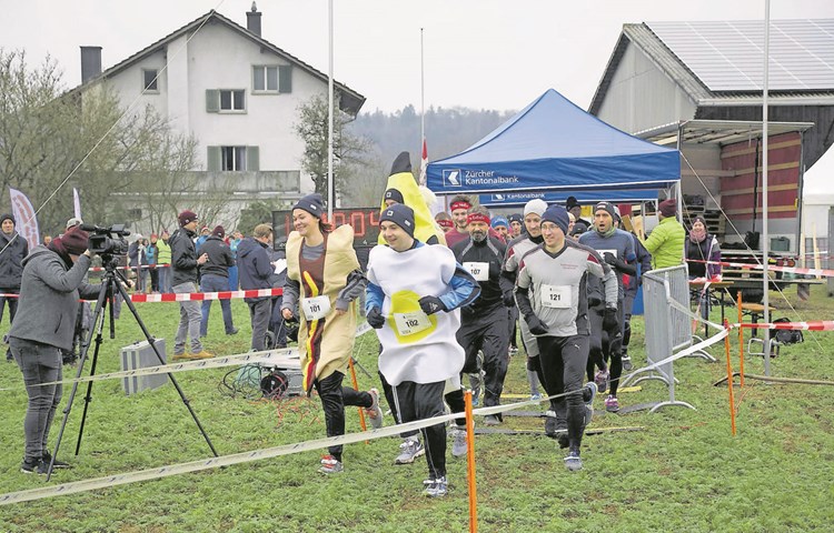 Manche Teilnehmer nahmen den Lauf in ausgefallenen Kostümen in Angriff. Manche Teilnehmer nahmen den Lauf in ausgefallenen Kostümen in Angriff.
