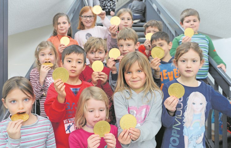 Sofort verputzen oder im «Schatzchischtli» verstecken? Einige Erst- und Zweitklässler vom Schulhaus Oberstammheim mussten sich gestern entscheiden. Sofort verputzen oder im «Schatzchischtli» verstecken? Einige Erst- und Zweitklässler vom Schulhaus Oberstammheim mussten sich gestern entscheiden.