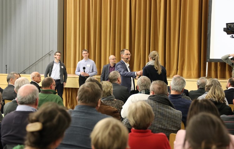 Kay Schubert moderierte an allen vier Infoveranstaltungen. Im Hintergrund von links die Referenten von Nagra, Ensi und BfE. Kay Schubert moderierte an allen vier Infoveranstaltungen. Im Hintergrund von links die Referenten von Nagra, Ensi und BfE.