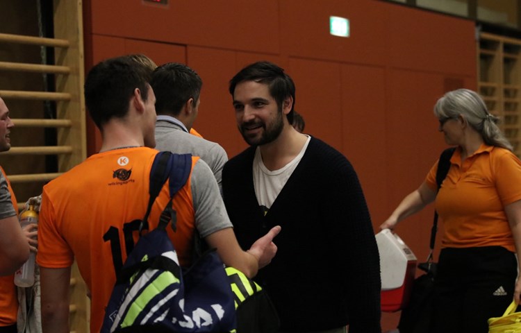 Marko Vukelic im Gespräch mit Spielern. Marko Vukelic im Gespräch mit Spielern.