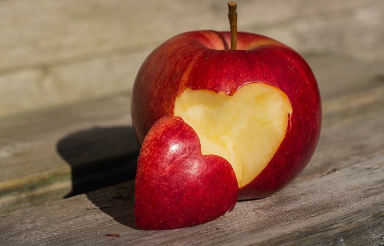 Der Apfel fällt unter die Kategorie 'bewusst gestaltet' – ich brauchte das Motiv für eine besondere Karte. Der Apfel fällt unter die Kategorie 'bewusst gestaltet' – ich brauchte das Motiv für eine besondere Karte.