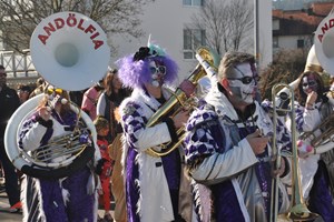 Chinderfasnacht mit zwei Guggen Chinderfasnacht mit zwei Guggen