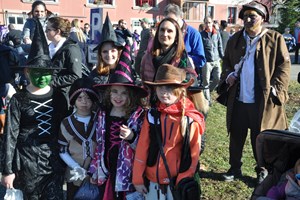 Chinderfasnacht mit zwei Guggen Chinderfasnacht mit zwei Guggen