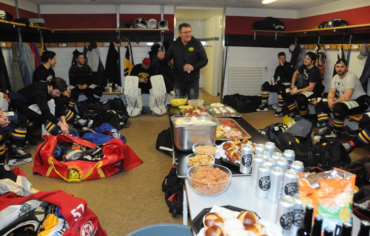 Nach dem Spiel wartete in der Kabine ein durch Sponsoren und die Gemeinde Neunforn offerierter Apéro auf die Mannschaft um Trainer Jürg Wiesmann. Auch die Fans waren eingeladen. Nach dem Spiel wartete in der Kabine ein durch Sponsoren und die Gemeinde Neunforn offerierter Apéro auf die Mannschaft um Trainer Jürg Wiesmann. Auch die Fans waren eingeladen.