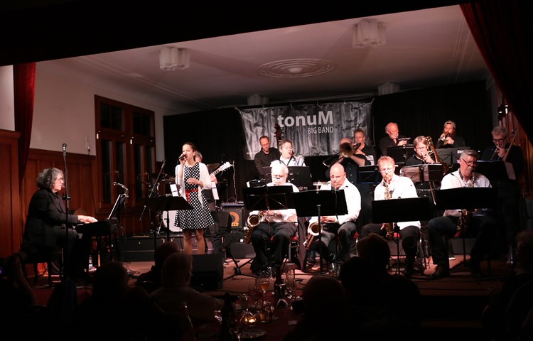 Angeleitet von Urs Pfister (links am Piano) boten die 16 Musiker von «tonuM» und die Sängerin Cindy Manser einen schwungvollen Abend. Angeleitet von Urs Pfister (links am Piano) boten die 16 Musiker von «tonuM» und die Sängerin Cindy Manser einen schwungvollen Abend.