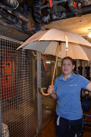 Betriebsleiterin Franziska König braucht wegen dem Wasser, das von der Wanne durch die Decke tropft, einen Schirm. Betriebsleiterin Franziska König braucht wegen dem Wasser, das von der Wanne durch die Decke tropft, einen Schirm.