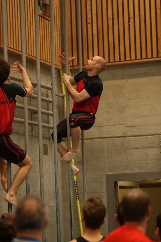 In Effretikon waren von den Turnern (im Bild der TV Andelfingen) unter anderem auch gute Kletterfähigkeiten gefordert. In Effretikon waren von den Turnern (im Bild der TV Andelfingen) unter anderem auch gute Kletterfähigkeiten gefordert.