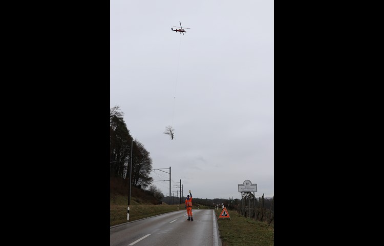 Während Transportflügen sperrten Mitarbeiter des Tiefbauamts die Strasse über den Schiterberg.