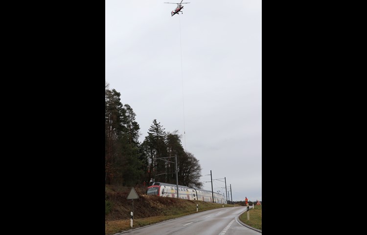 Der Holzschlag fand bei laufendem Verkehr statt. Fuhr ein Zug durch, hielt der Heli in der Luft still ...