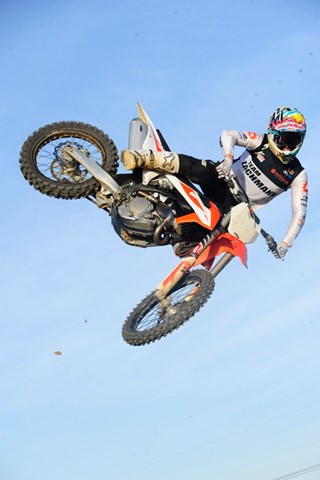 Ramon Keller nimmt die neue Saison nicht mehr auf einer gelben Suzuki, sondern einer orangen KTM in Angriff. Ramon Keller nimmt die neue Saison nicht mehr auf einer gelben Suzuki, sondern einer orangen KTM in Angriff.