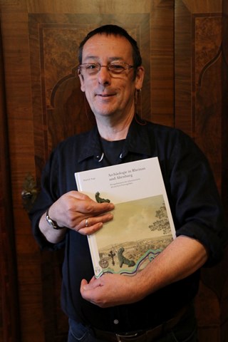 Patrick Nagy hält sein gebundenes Lebenswerk in den Händen.