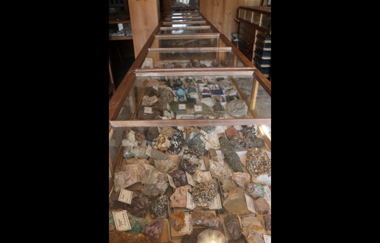 Auch Mineralien so weit das Auge reicht sind Teil der Sammlung.