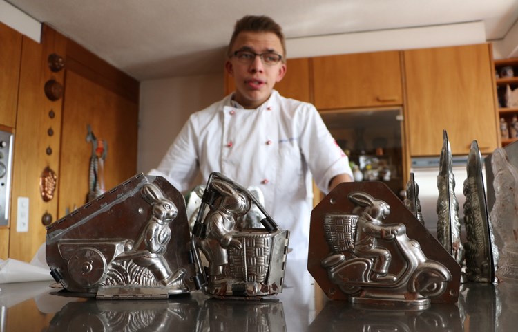 Thomas Heller zeigt seine Schätze: alte Metallformen für Schoggihasen. Thomas Heller zeigt seine Schätze: alte Metallformen für Schoggihasen.