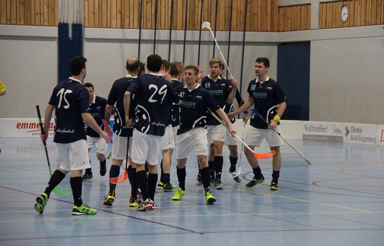 Das Team um Spielertrainer Benjamin Moser (Nr. 10) hat am Wochenende die Chance zum Aufstieg. Das Team um Spielertrainer Benjamin Moser (Nr. 10) hat am Wochenende die Chance zum Aufstieg.