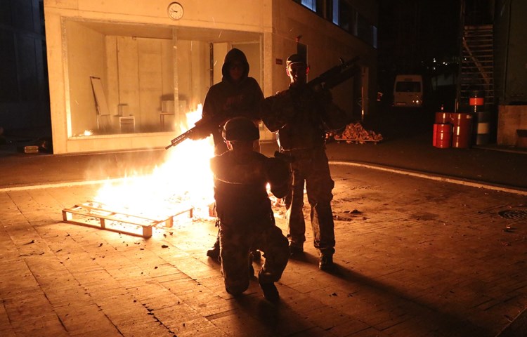 Als Soldaten verkleidete Schauspieler. Als Soldaten verkleidete Schauspieler.